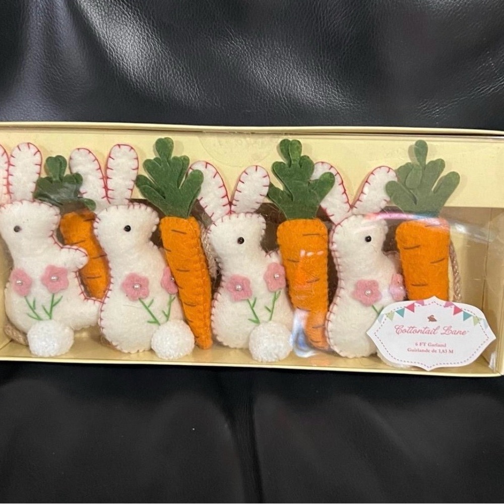 Cottontail Lane Easter Bunny and Carrot Garland - Easter Bunnies Garland